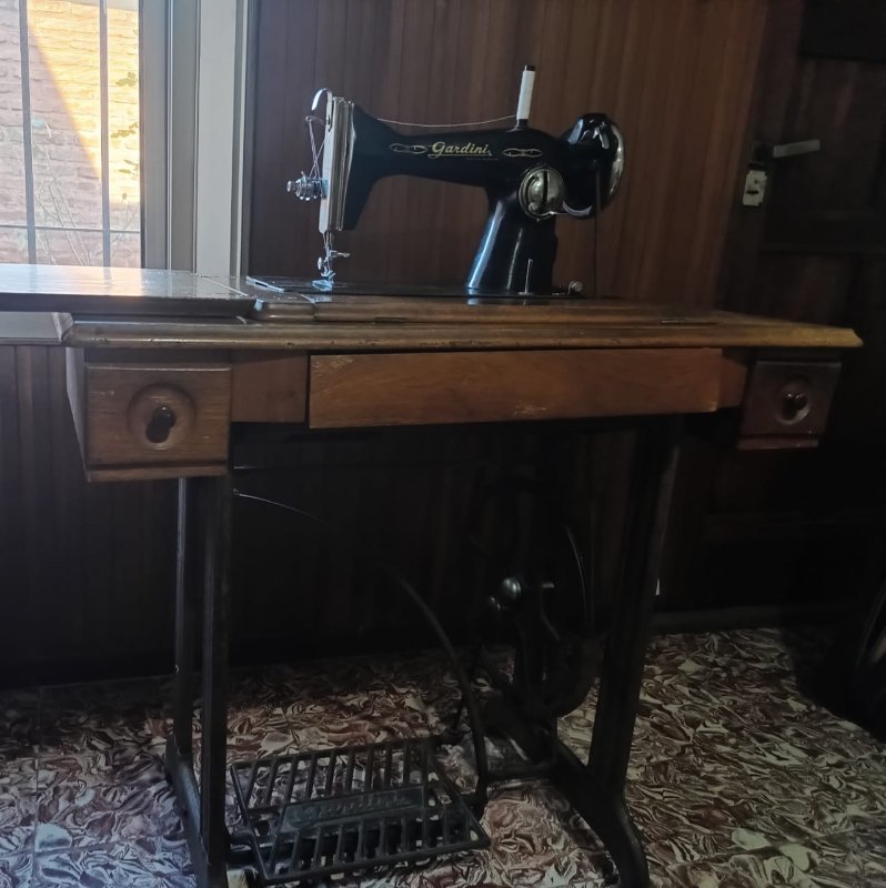 Maquina de coser Gardini