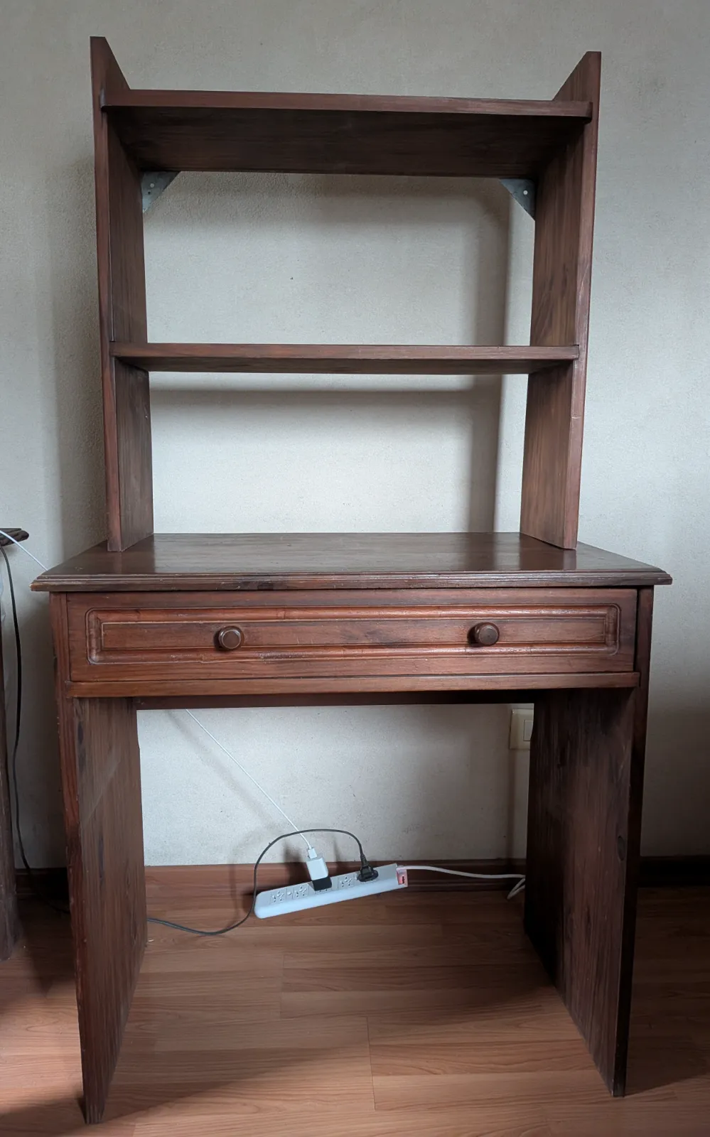 Escritorio de madera con estantería