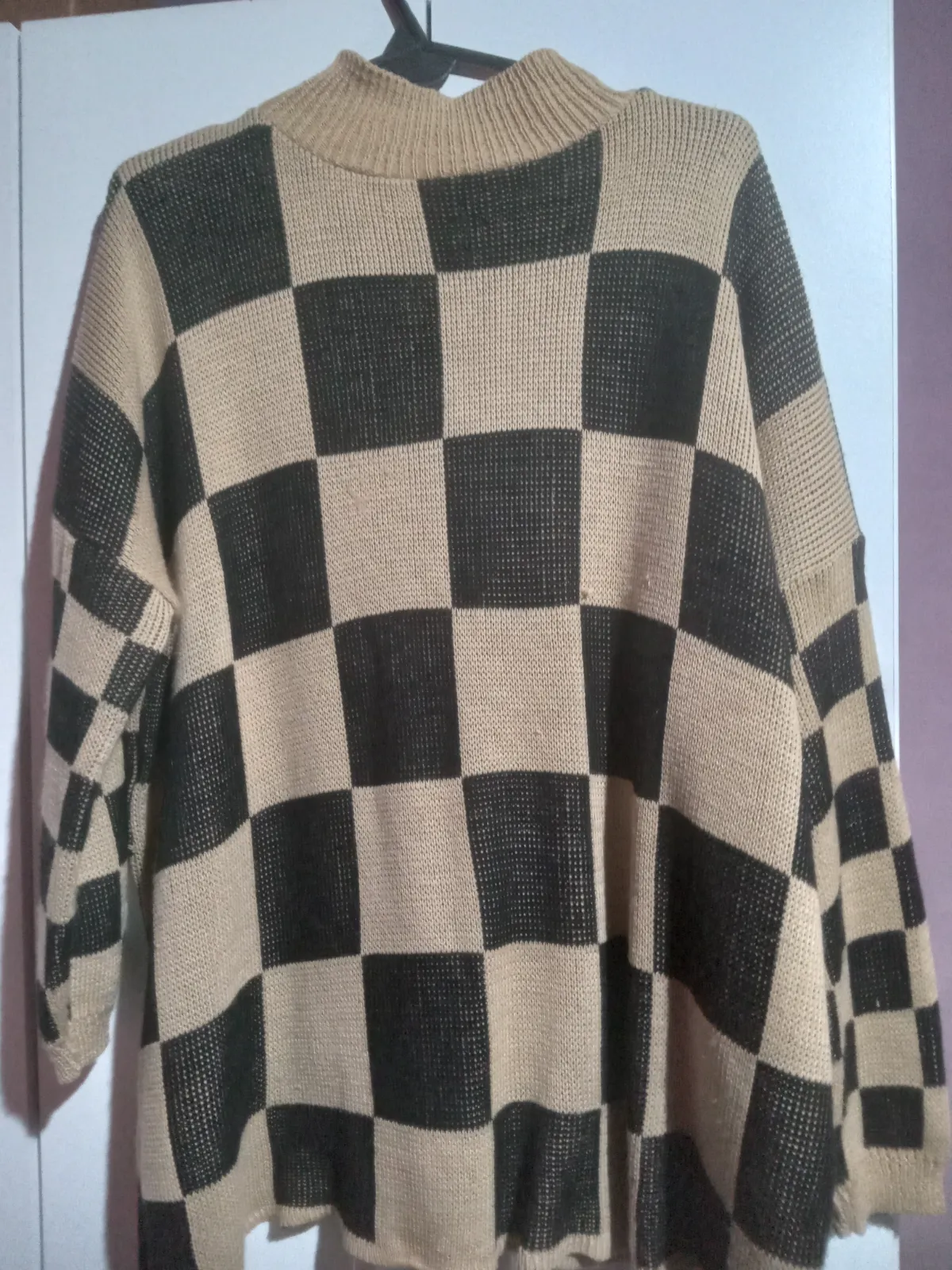 Suéter de cuadros beige y negro