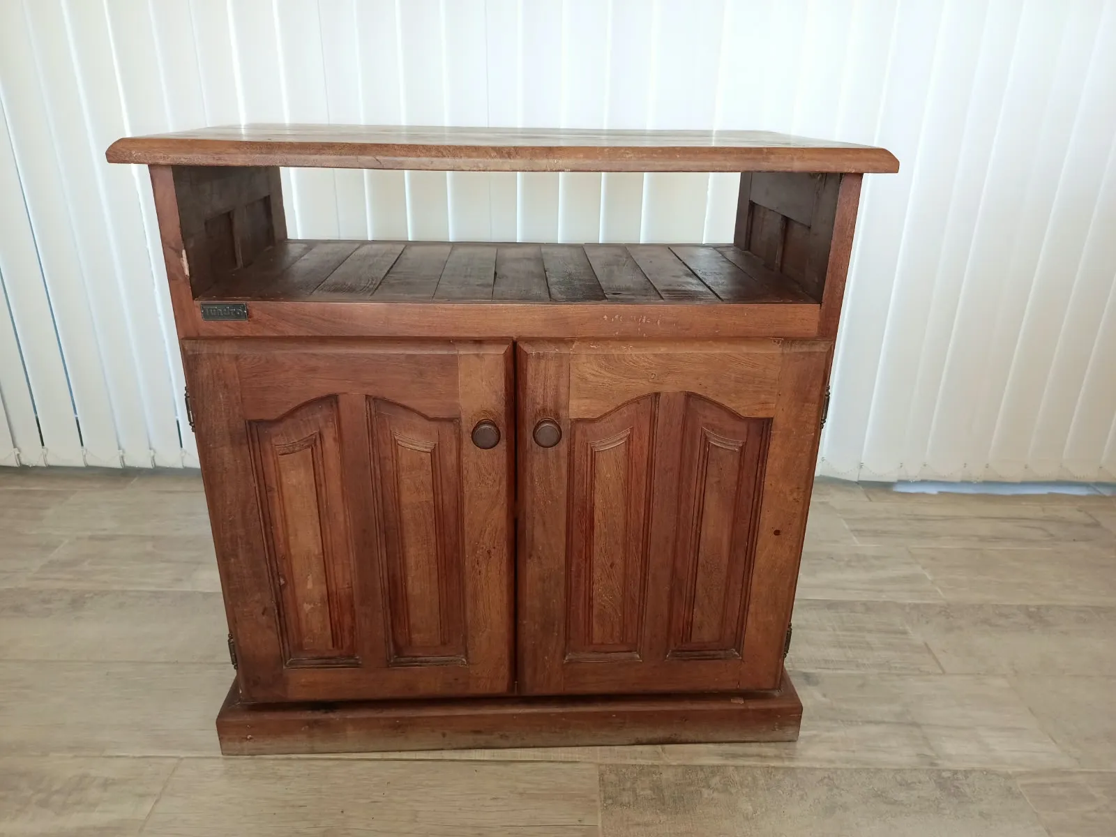 Mesa de TV de algarrobo