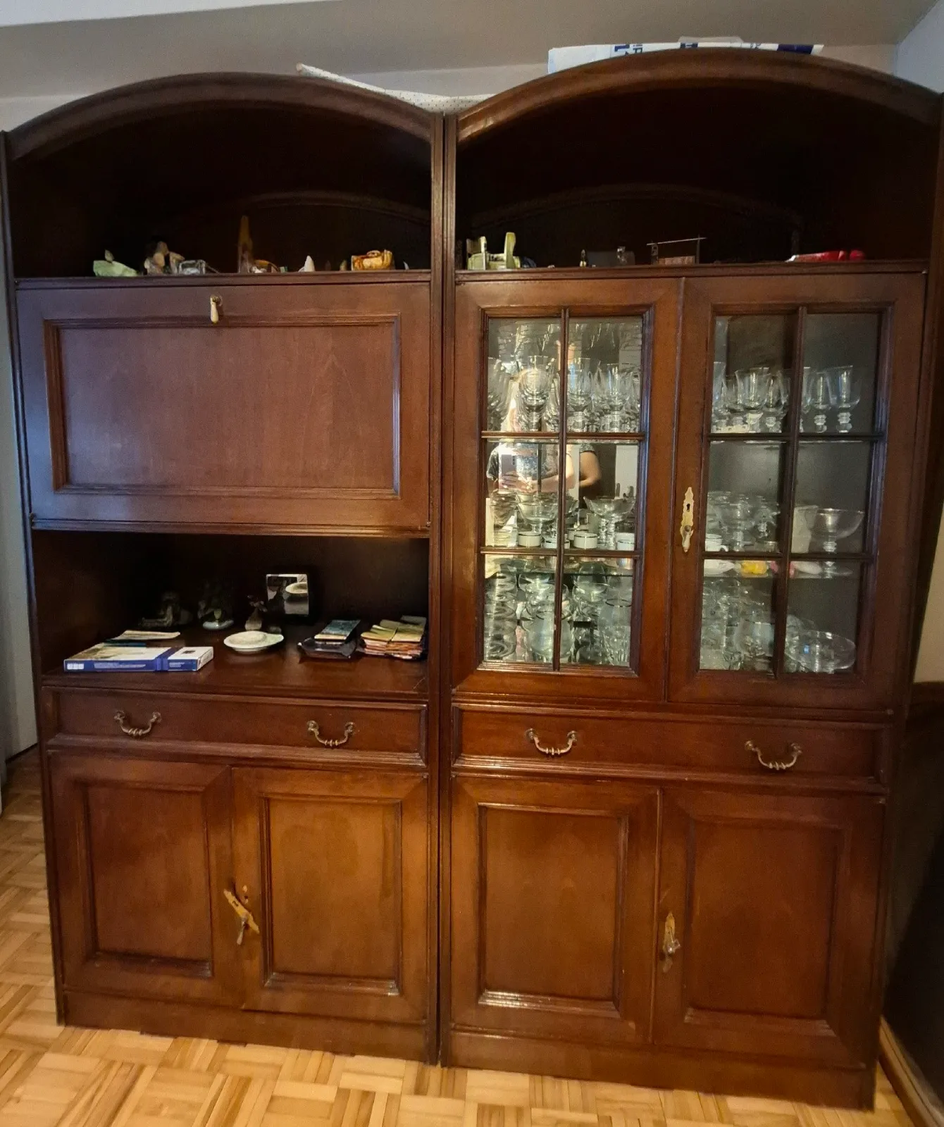 Par de módulos vajilleros estilo clásico de madera