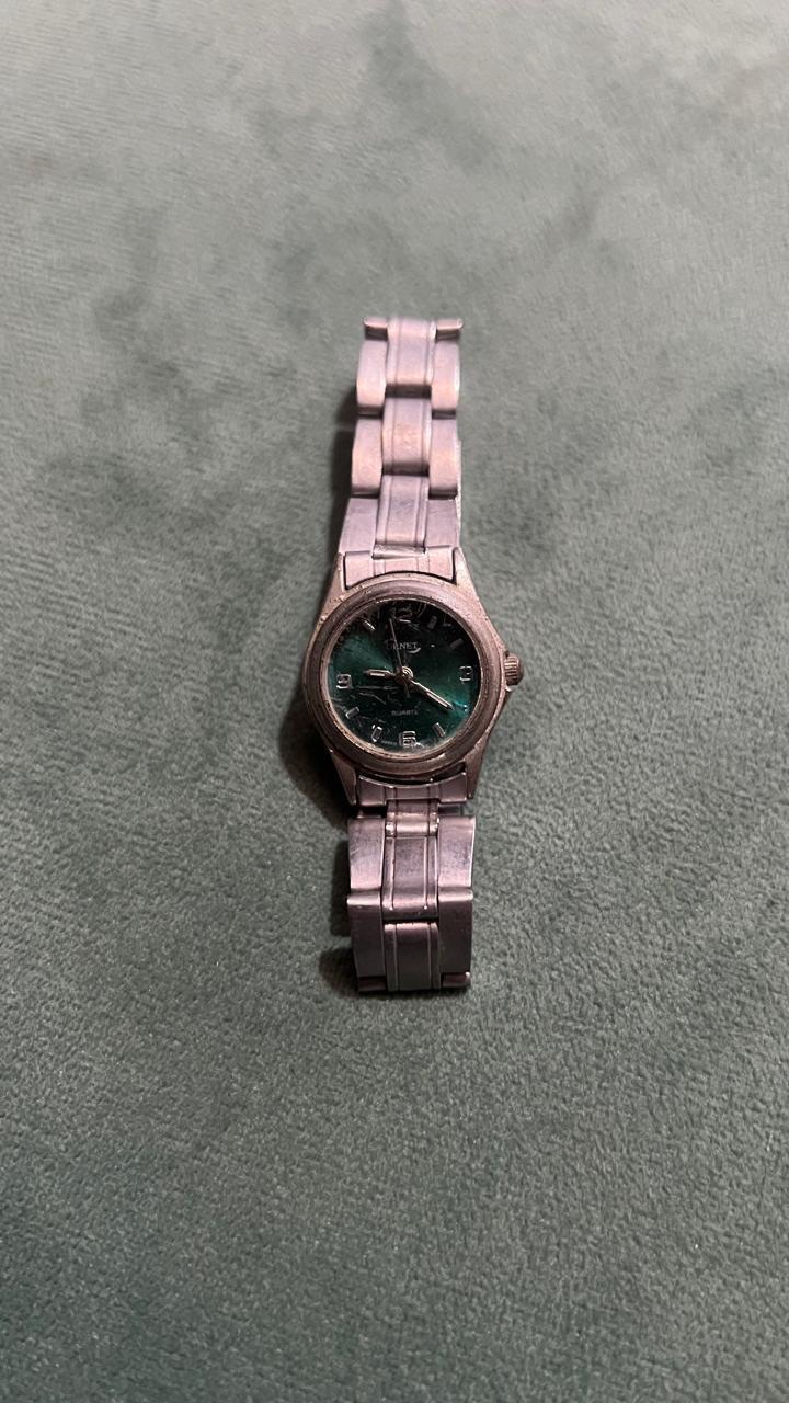 Reloj de pulsera metálico con esfera redonda