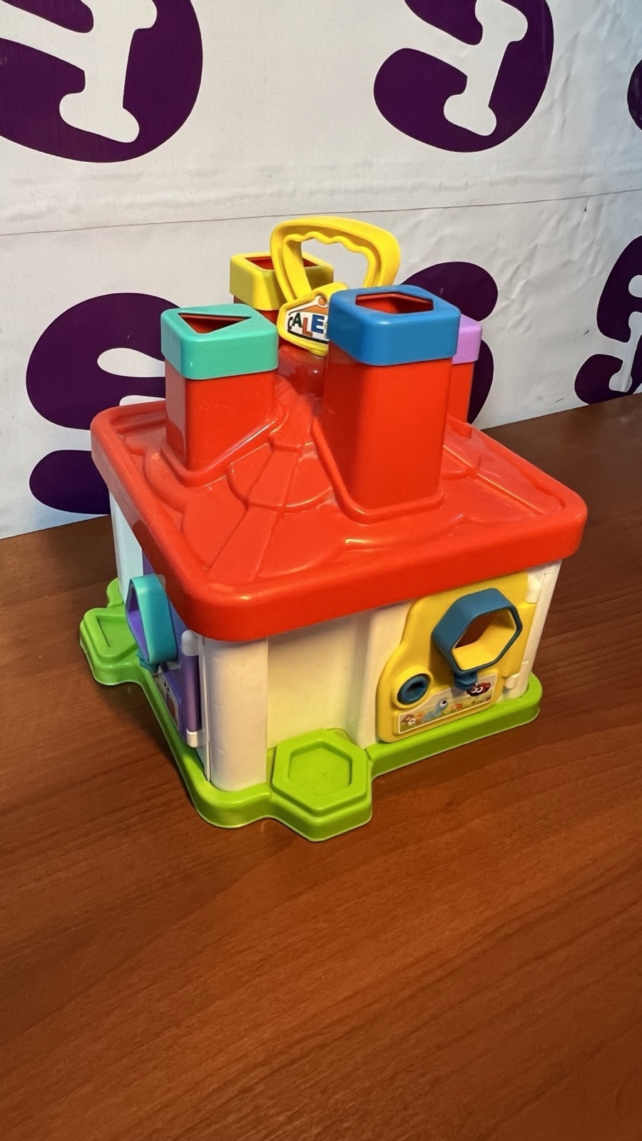 Casa didáctica de plástico con formas