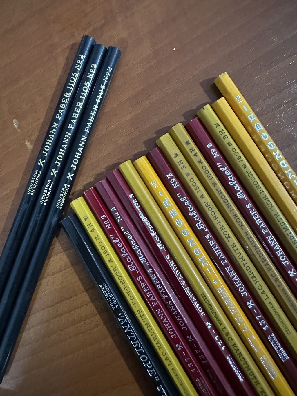 Lápices de dibujo variados y en caja