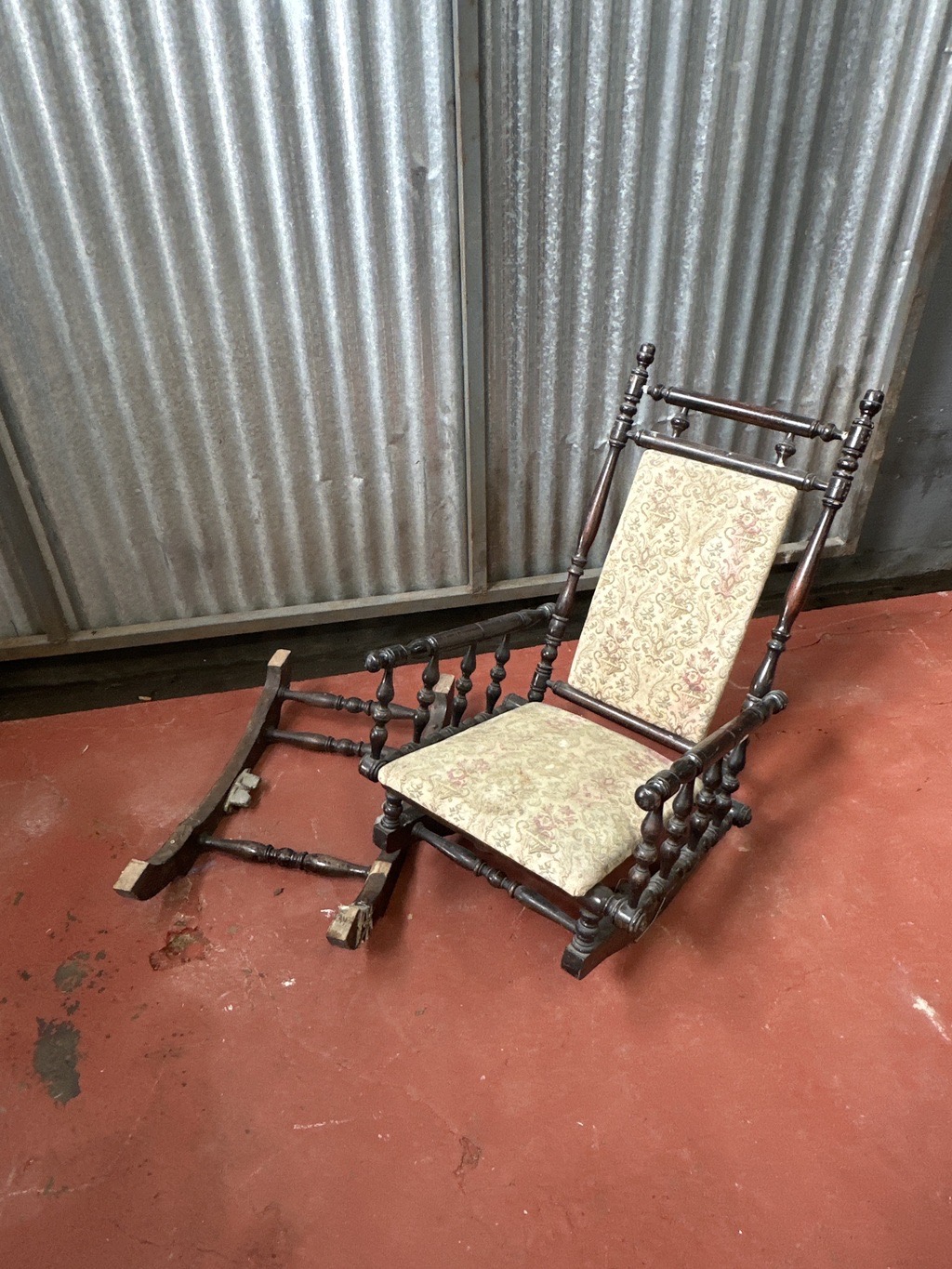 Sillón Antiguo con Tapizado