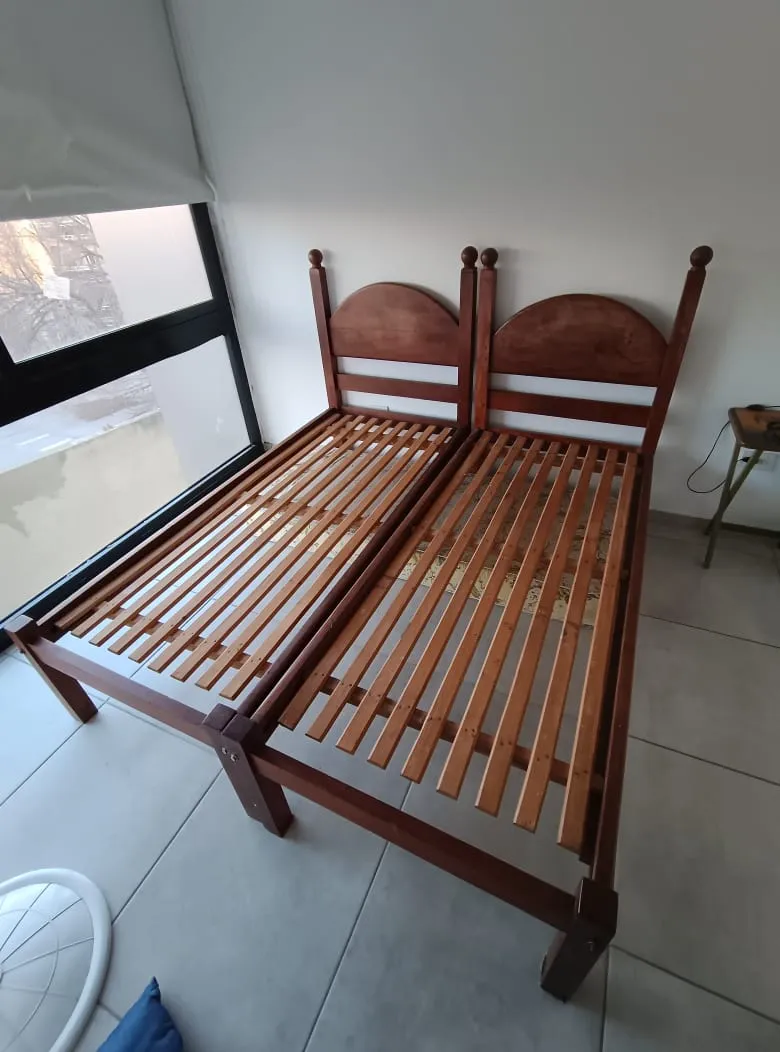 Camas de una plaza, hechas de algarrobo