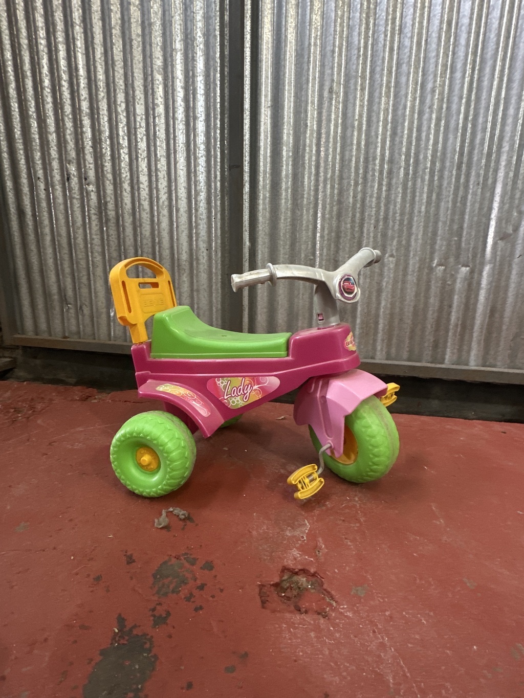 Triciclo infantil de plástico