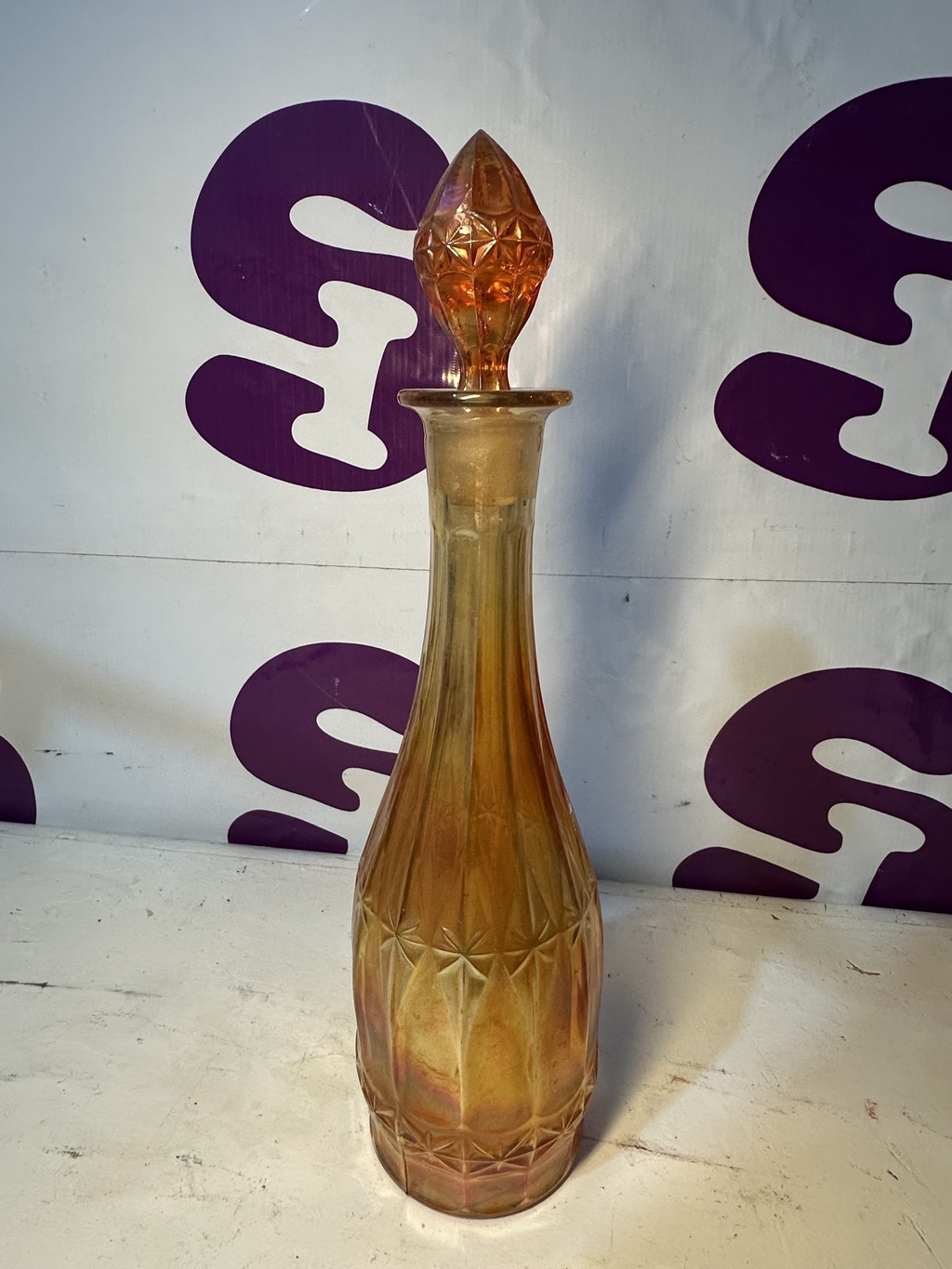 Licorera de vidrio con tapa decorativa