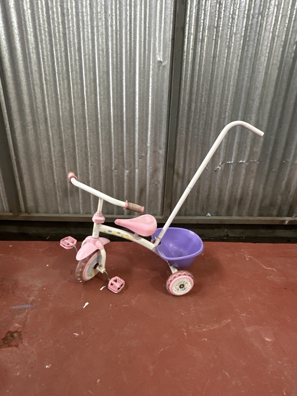 Triciclo infantil con manija de empuje