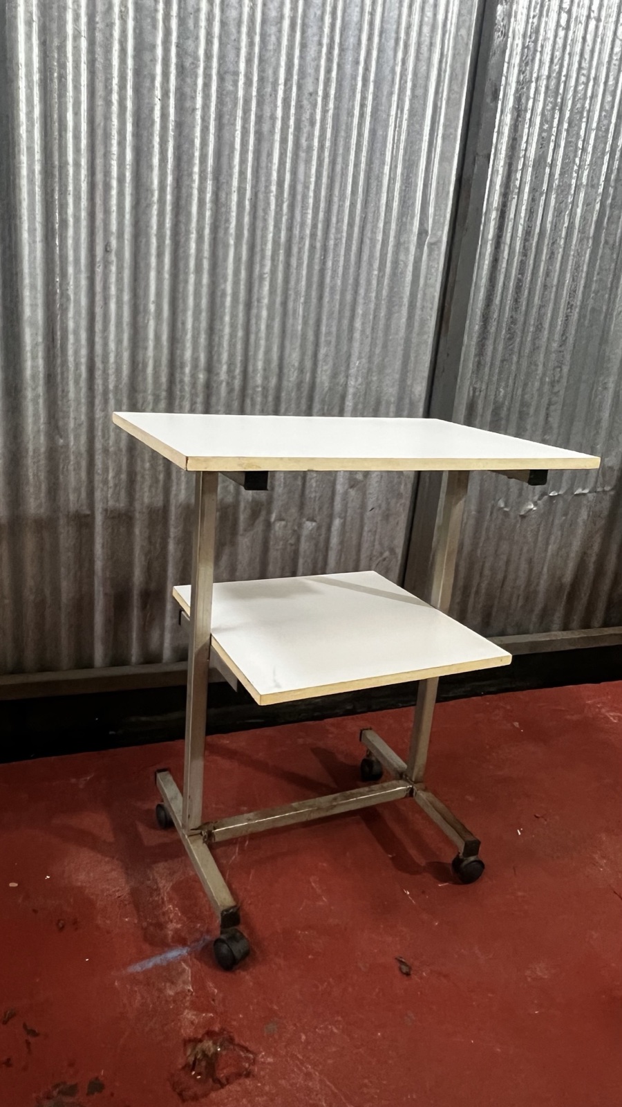 Mesa auxiliar con ruedas y estante