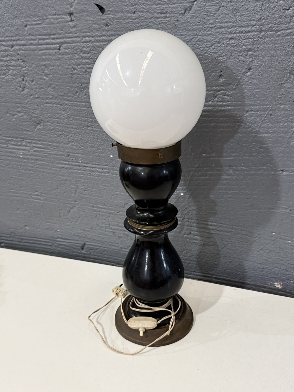 Lámpara de mesa con base esculpida 50cm alto