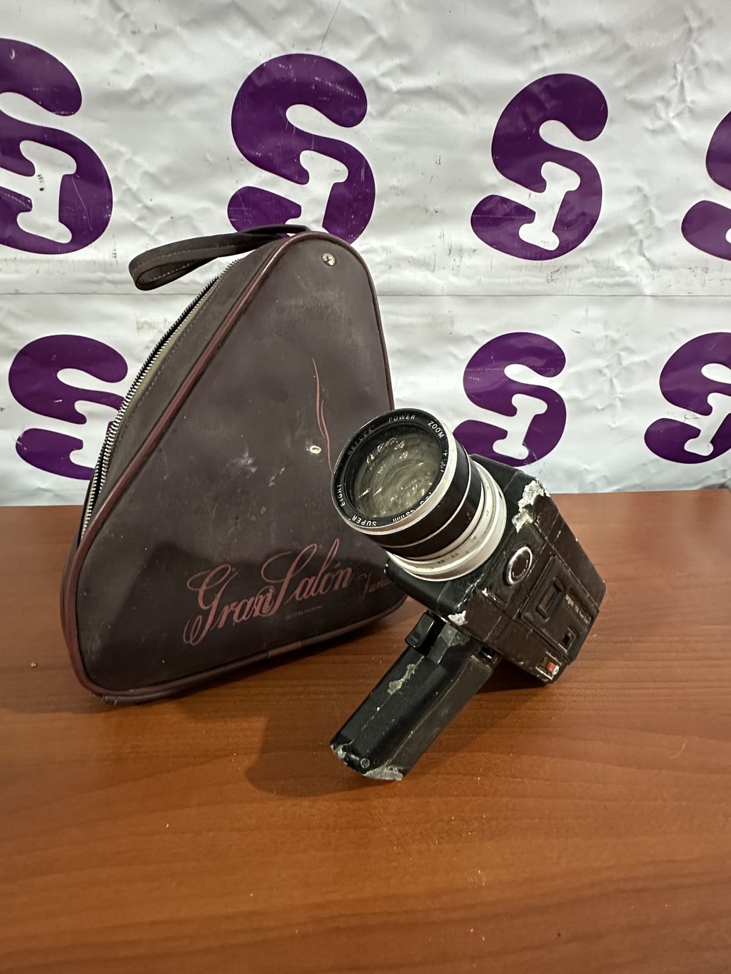 Cámara de video vintage con estuche (antigüedad)
