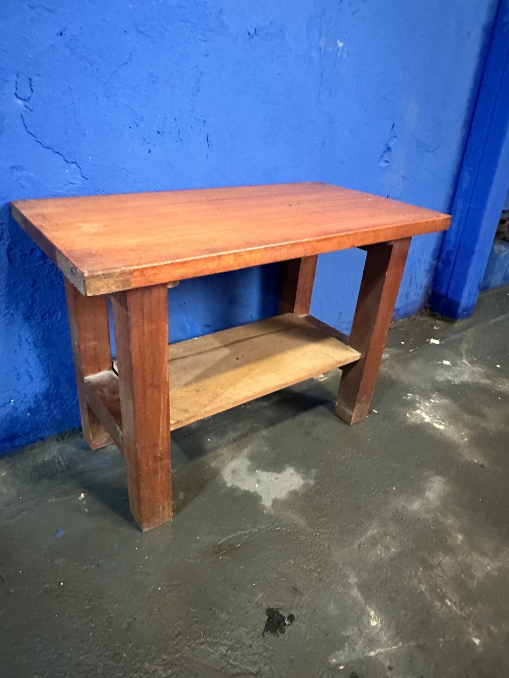 Mesa de madera con estante inferior
