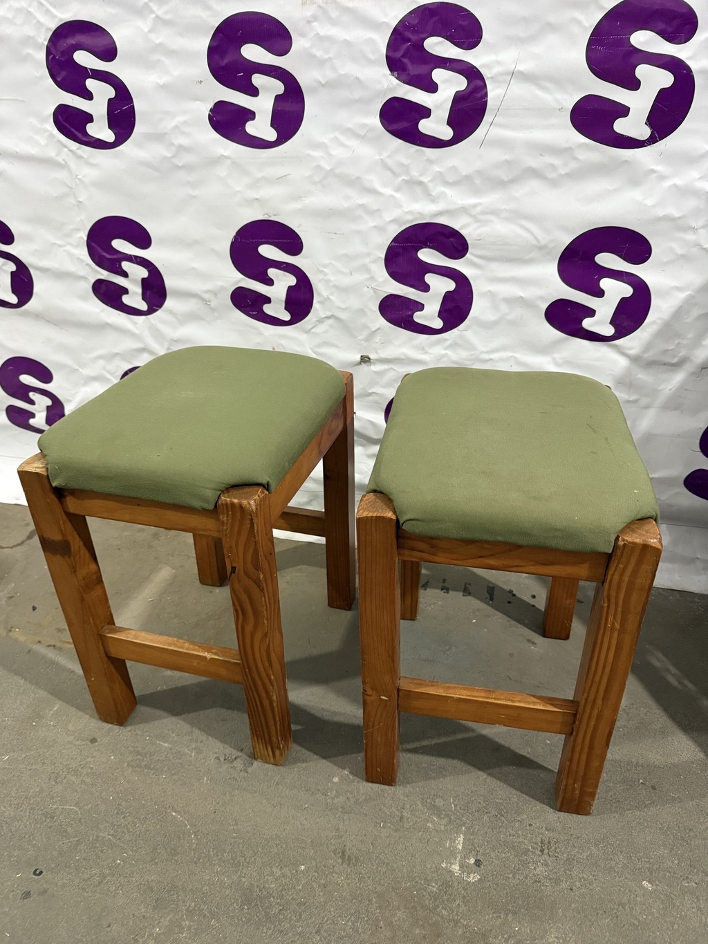 2 banquitos tapizados