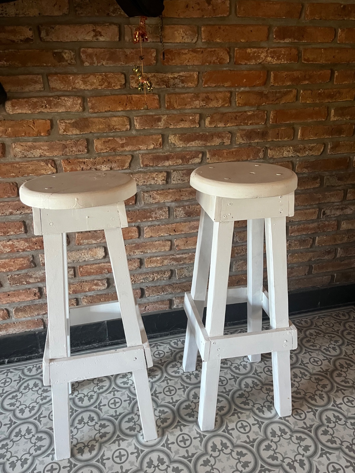 Banquetas de algarrobo