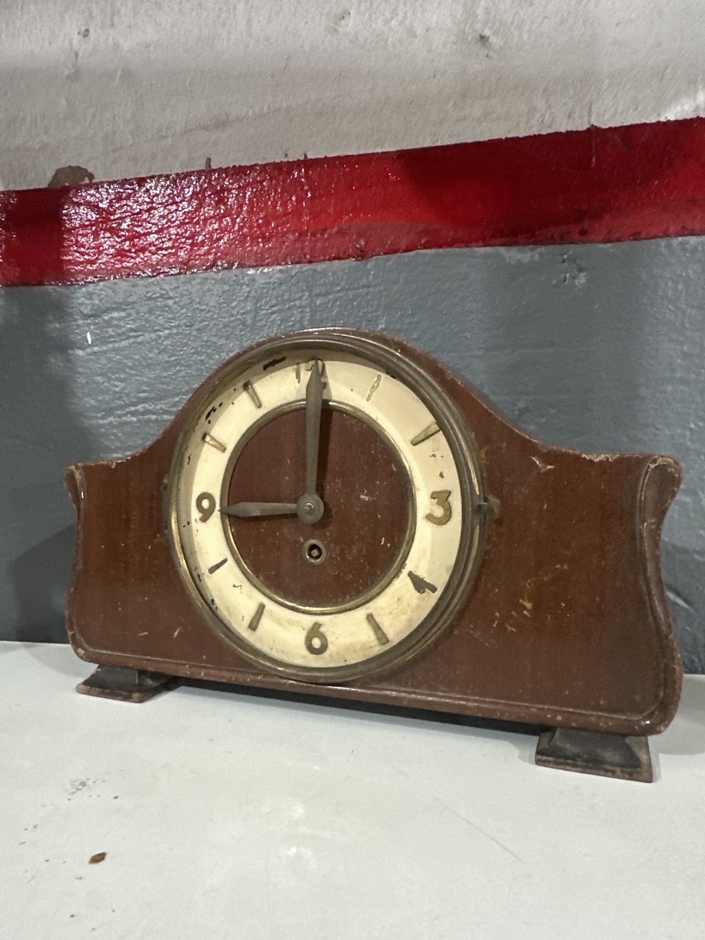 Reloj de mesa antiguo de madera
