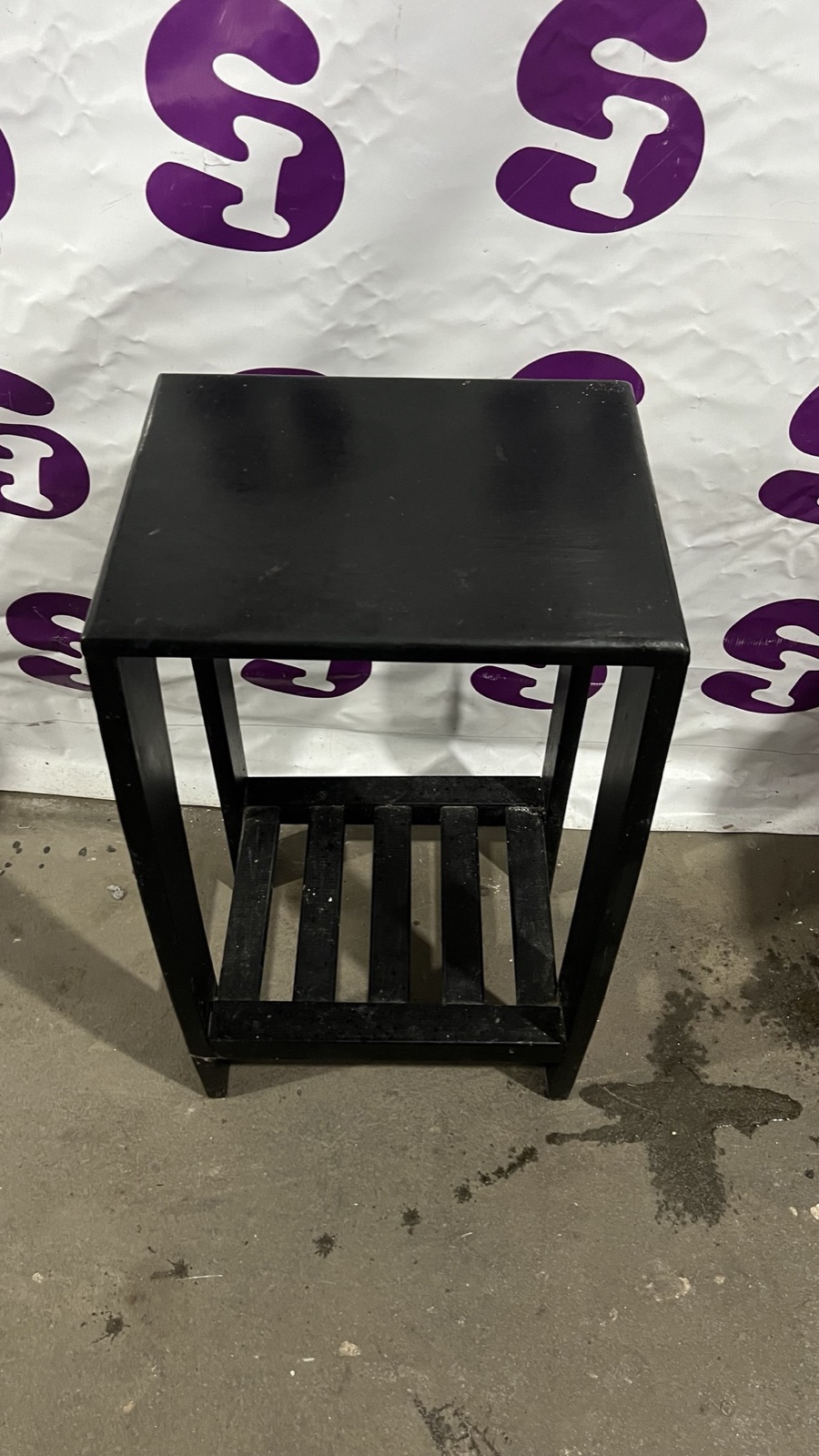 Mesa auxiliar de madera con estante
