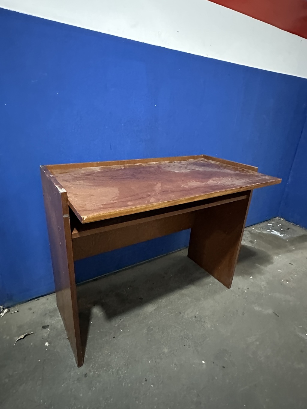 Escritorio de madera simple