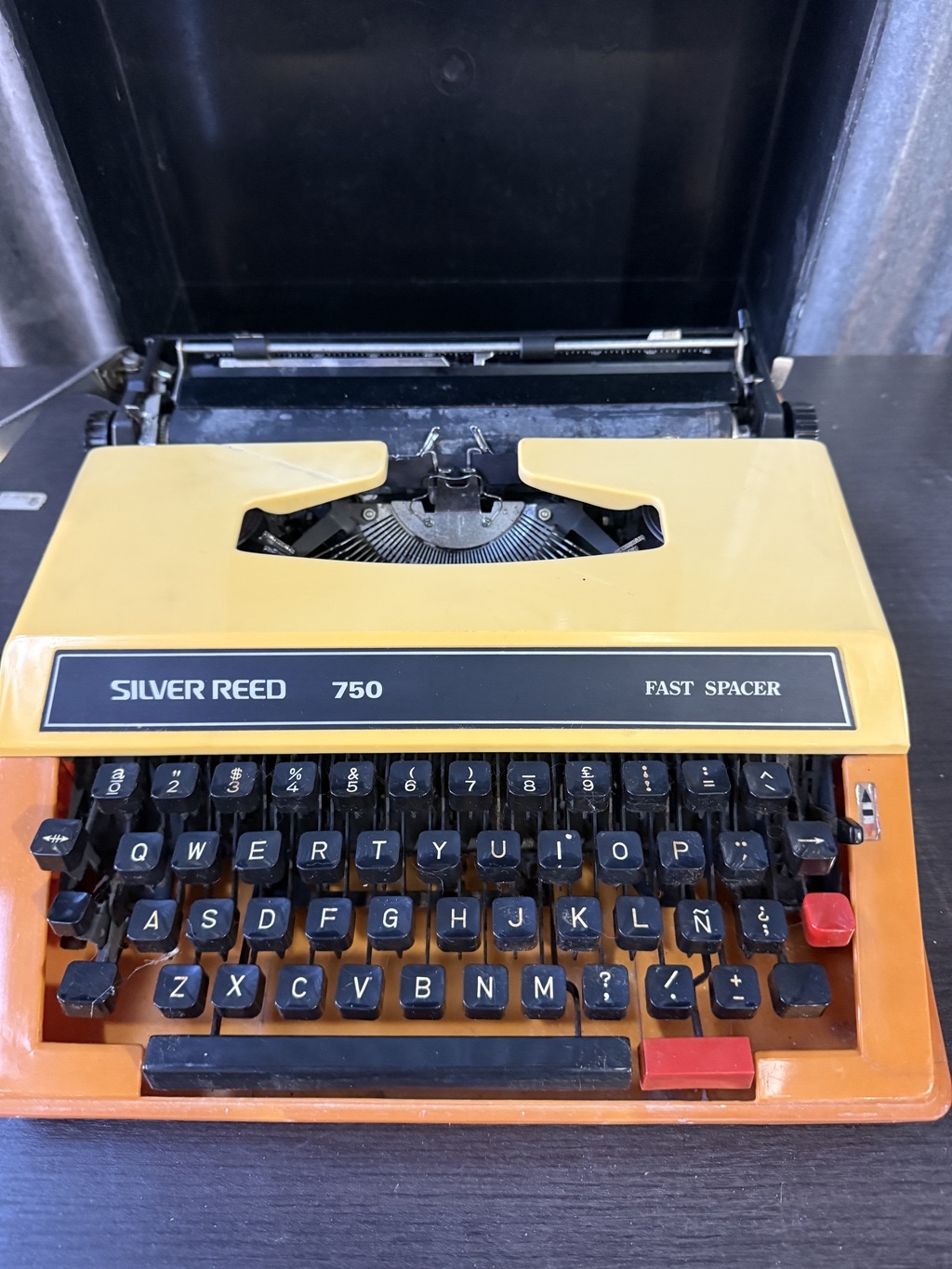 Máquina de escribir Silver Reed 750