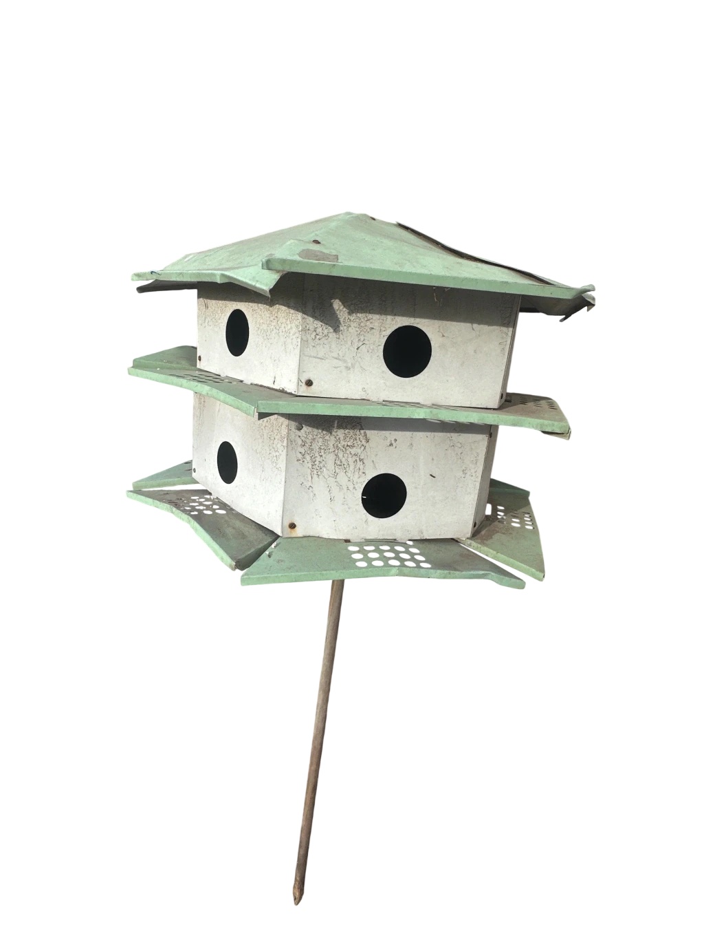 Casa para pájaros de metal en poste