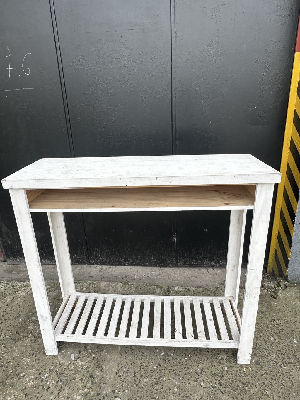 Mesa alta de madera con estante