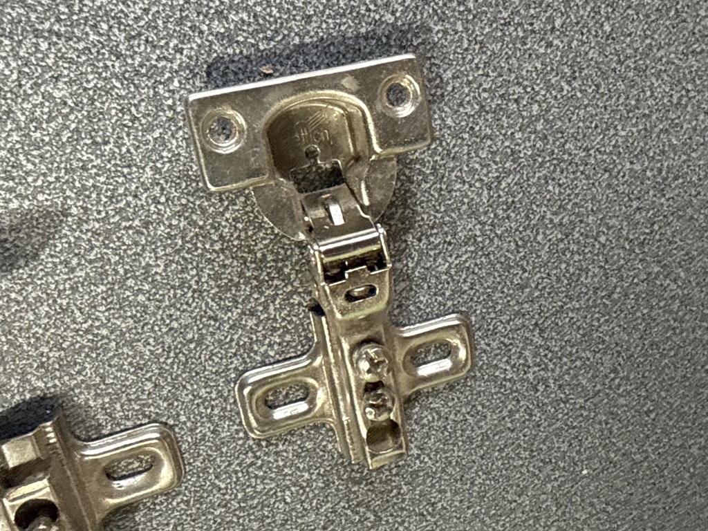 Bisagras metálicas para muebles