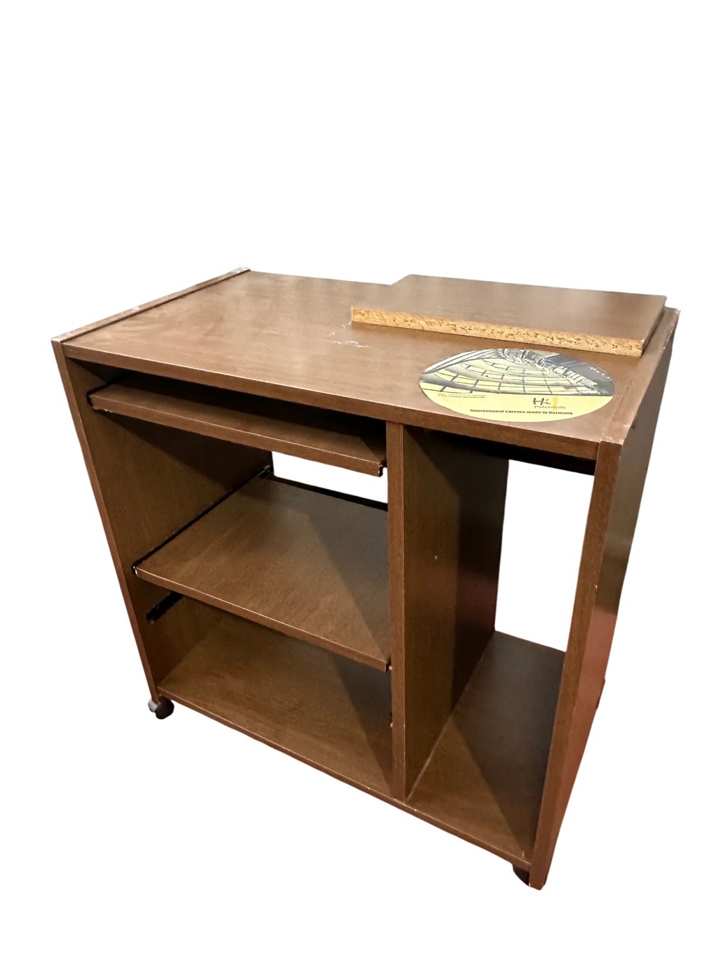 Mueble para computadora con ruedas