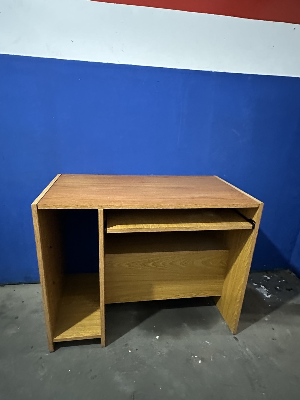 Escritorio de madera con espacio para PC