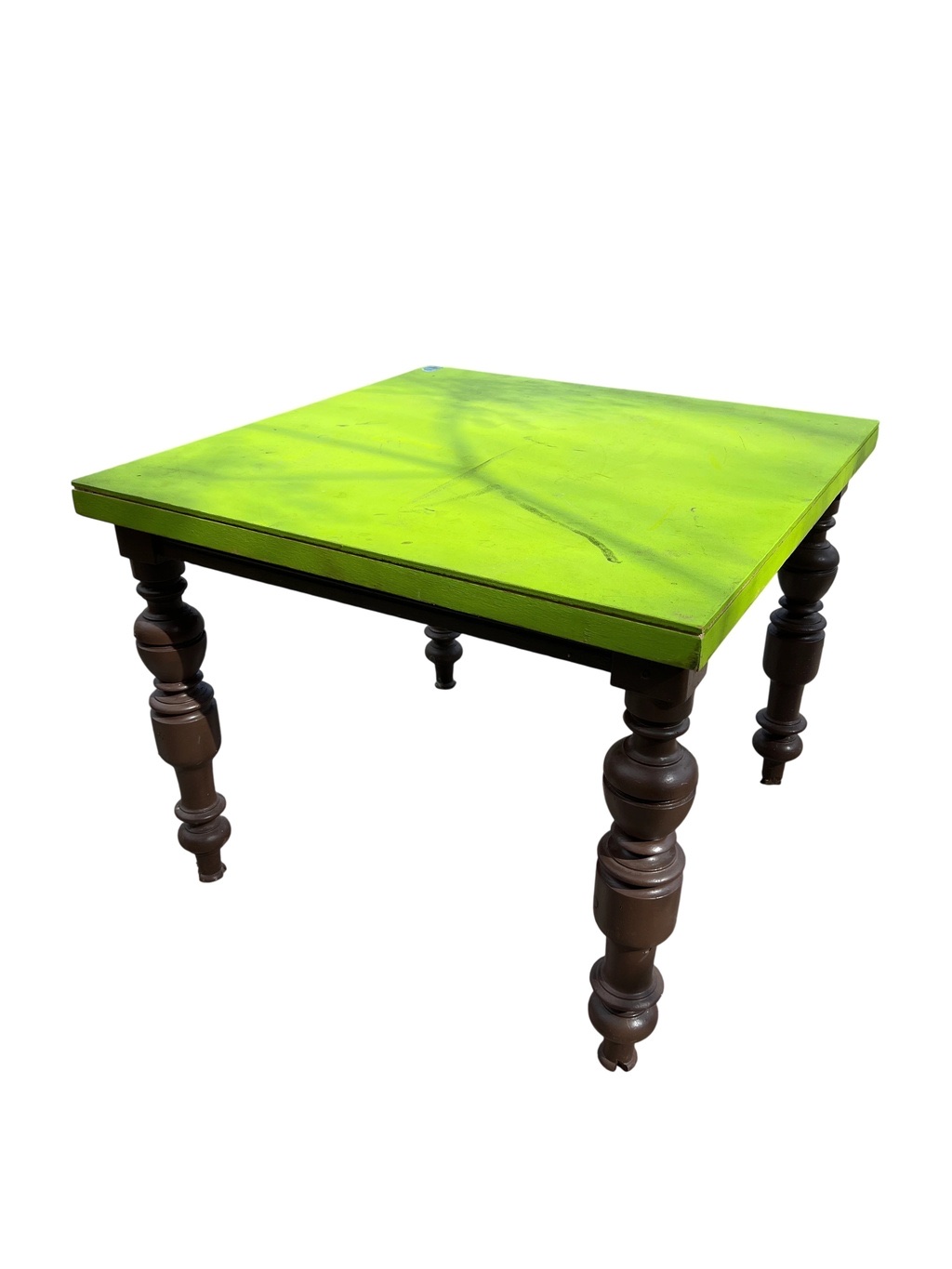 Mesa cuadrada con patas torneadas