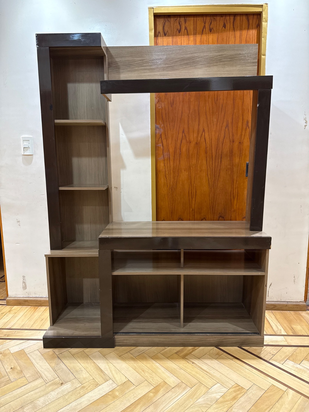 Estantería de madera moderna
