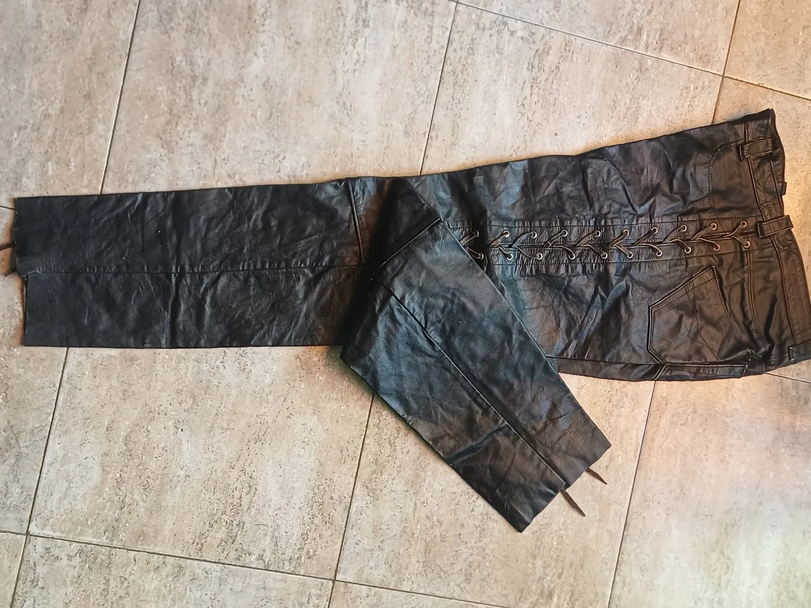 Pantalón de Cuero negro acordonado
