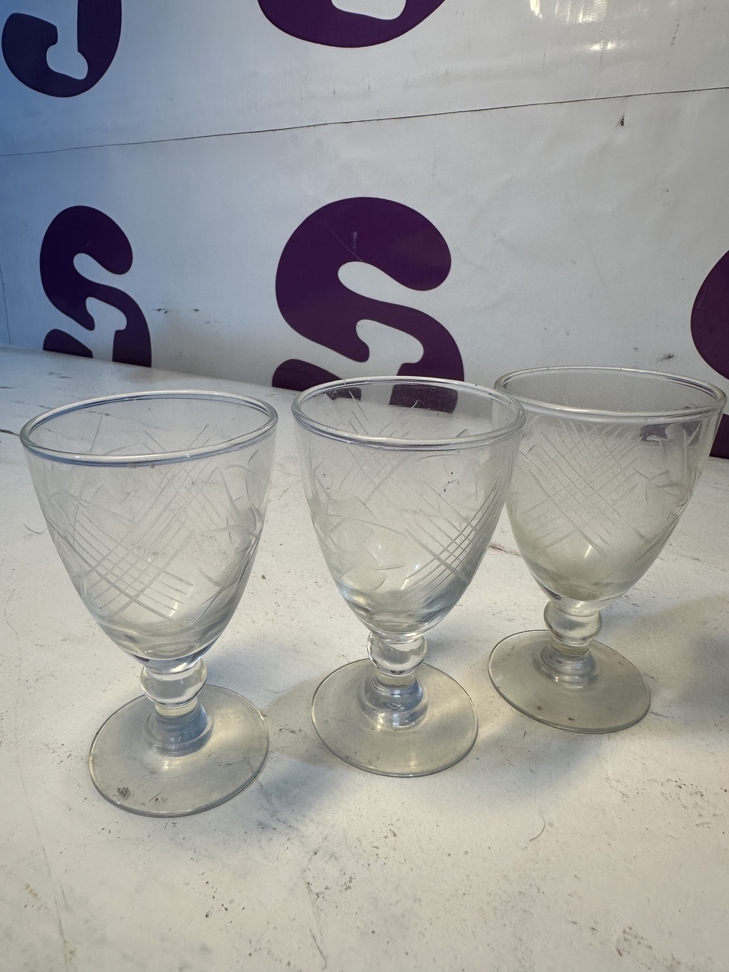 Juego de 3 copas de vidrio grabado