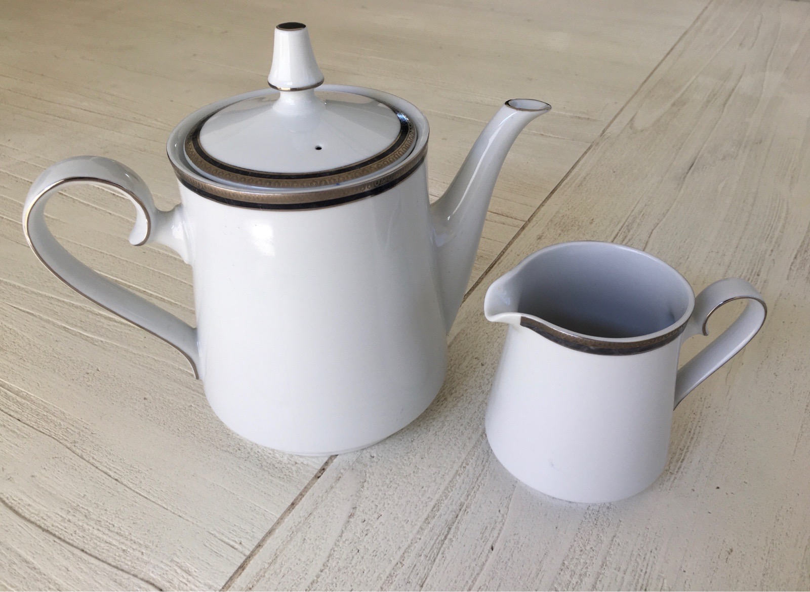 Tetera y jarrito de porcelana marca TSUJI
