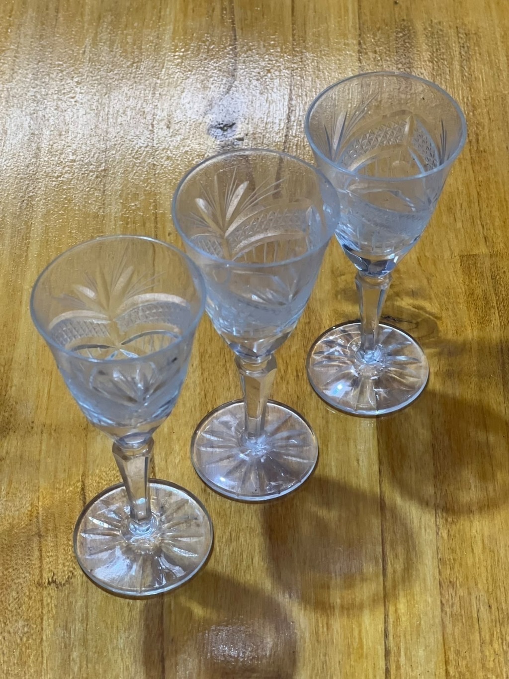 Set de 3 copas talladas de vidrio de 10cm