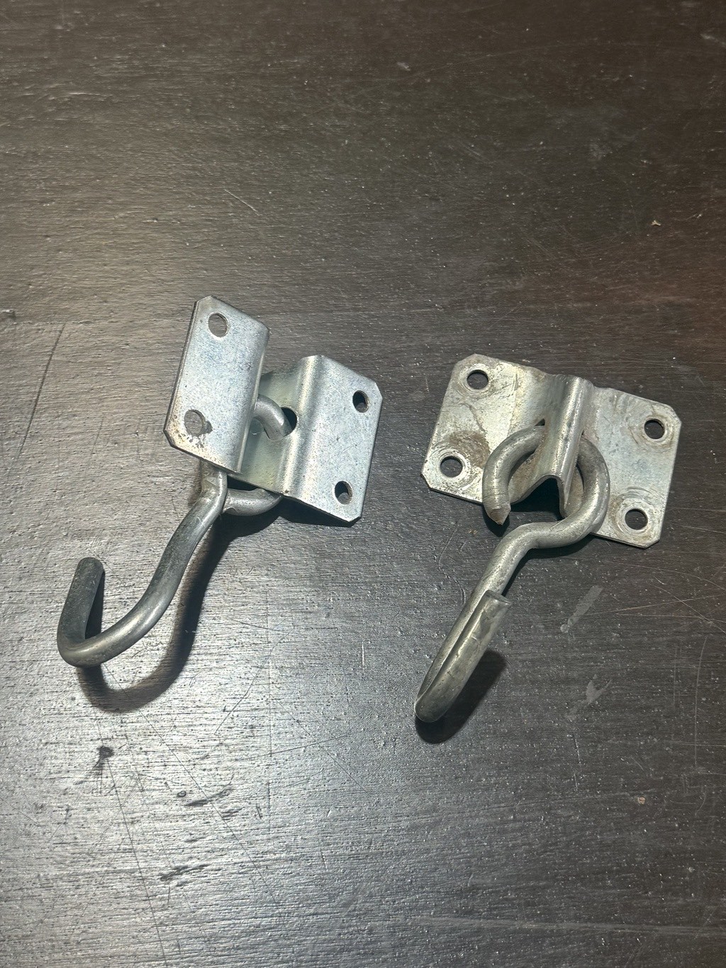 Gancho metálico con base para pared