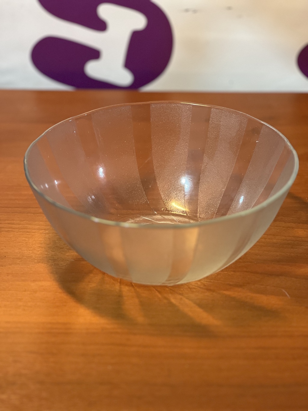 Bowl de vidrio con diseño rayado