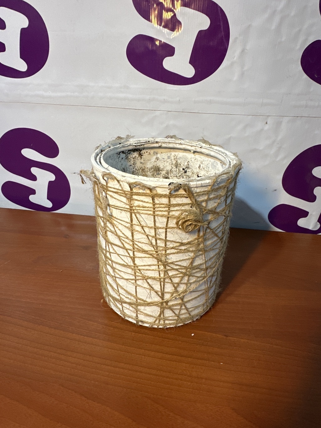 Maceta rústica con cuerda decorativa
