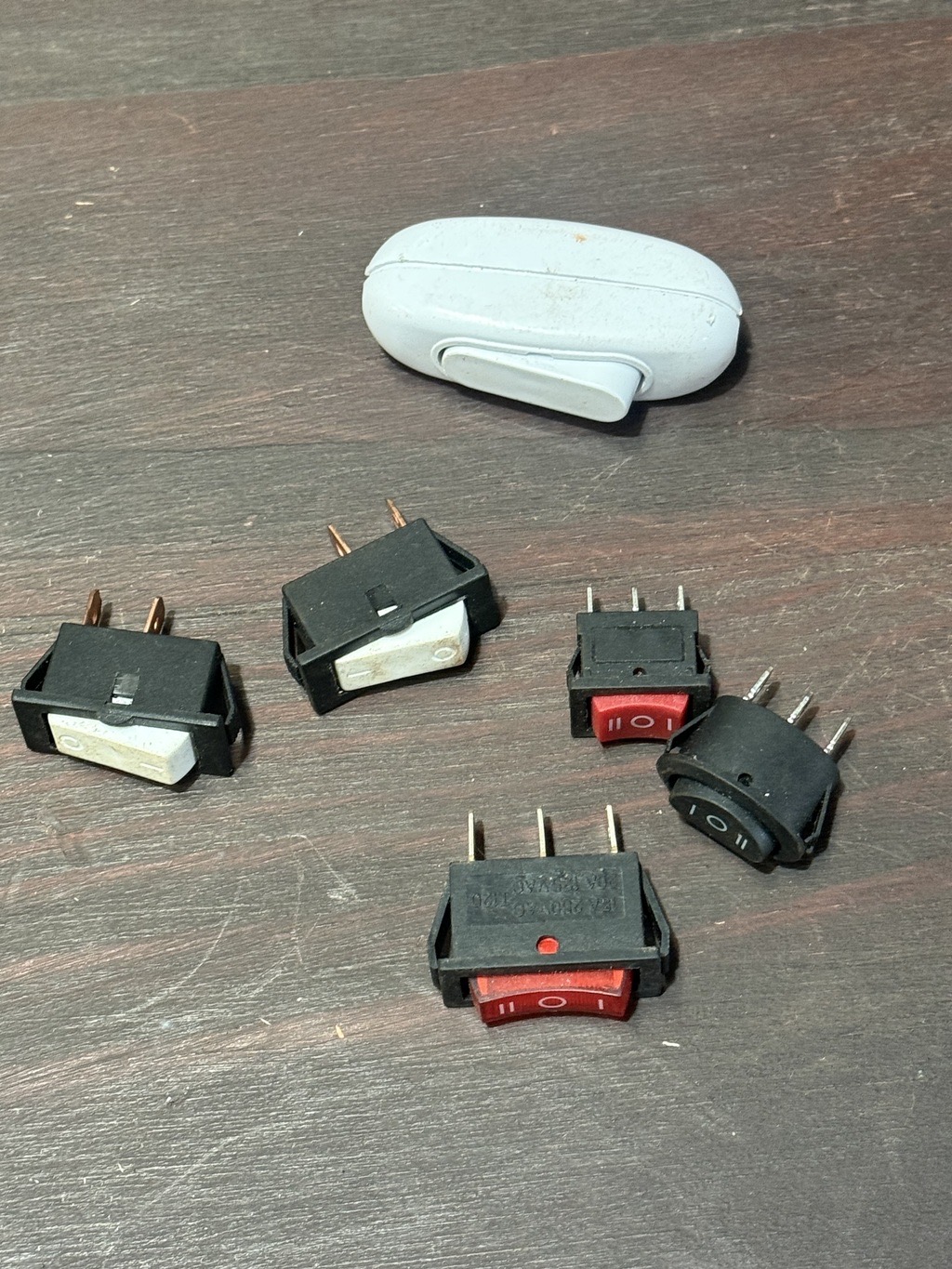 Interruptores eléctricos variados