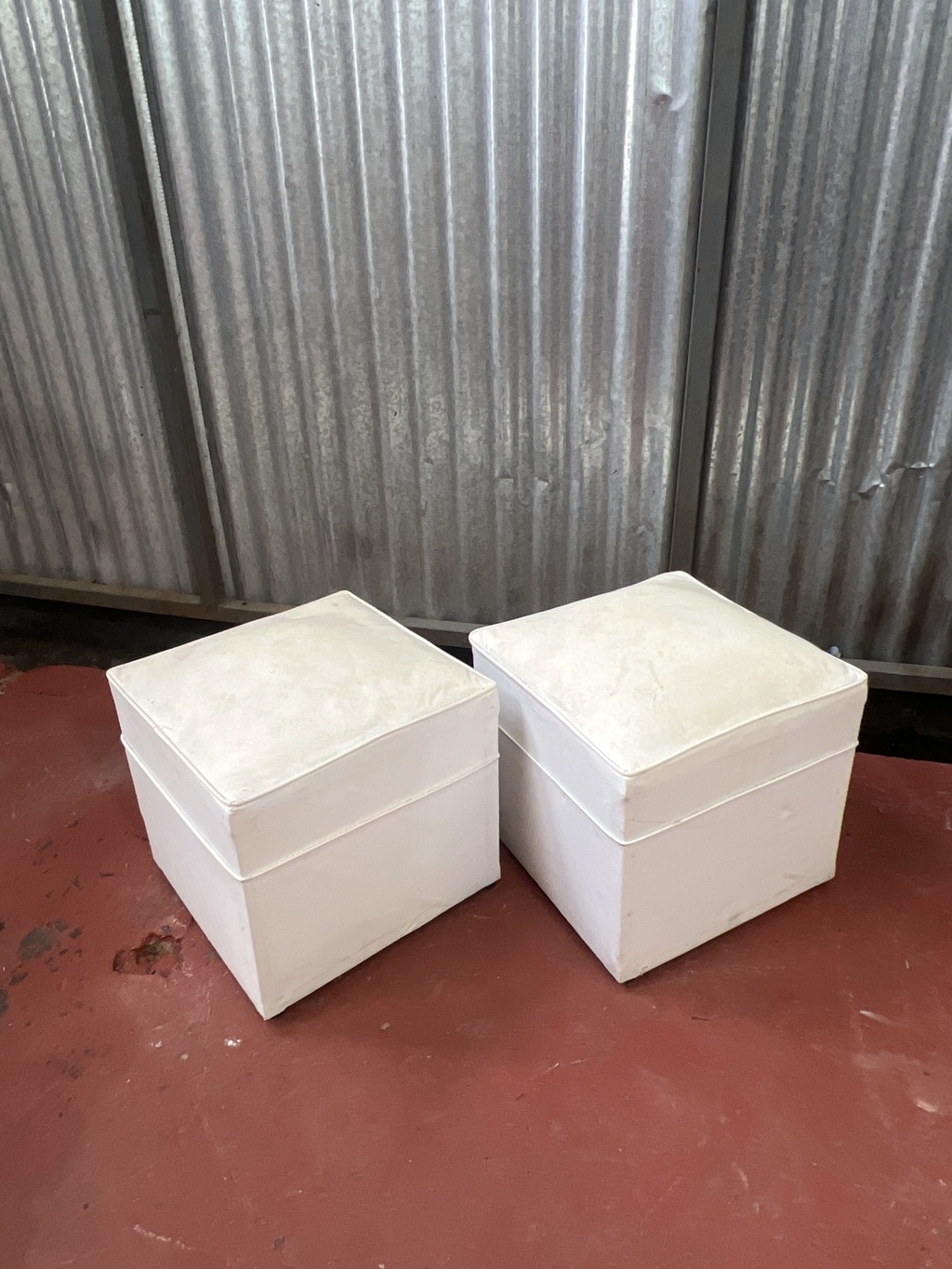 Puffs cuadrados tapizados