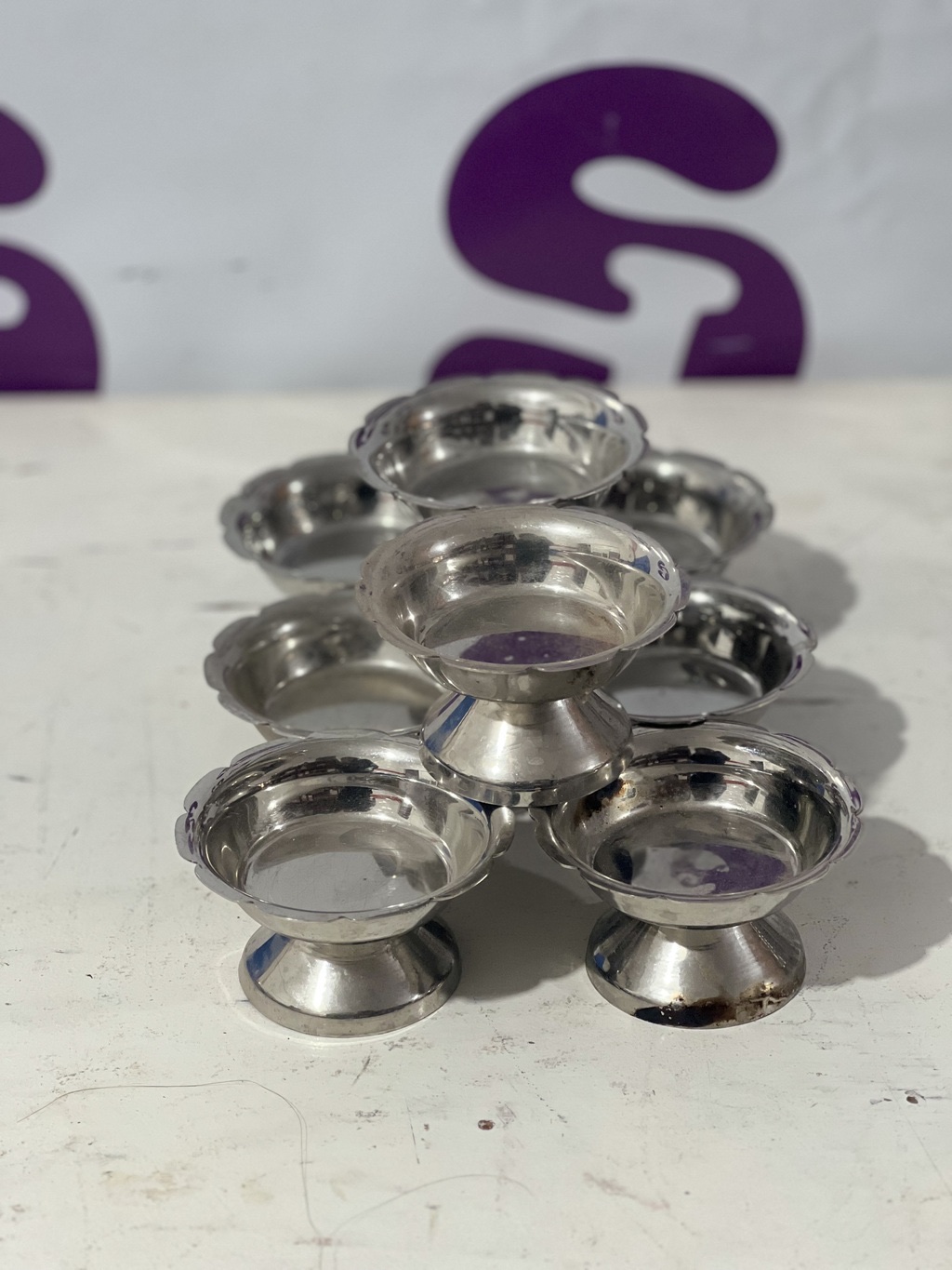 Juego de copas metálicas pequeñas