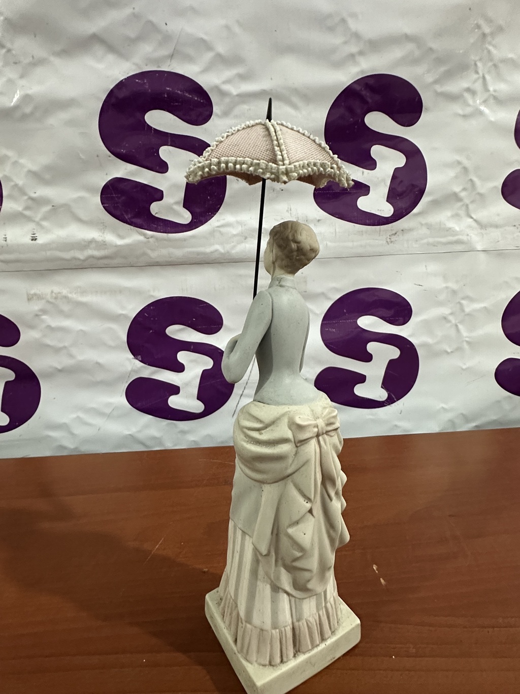 Figura decorativa mujer con sombrilla española