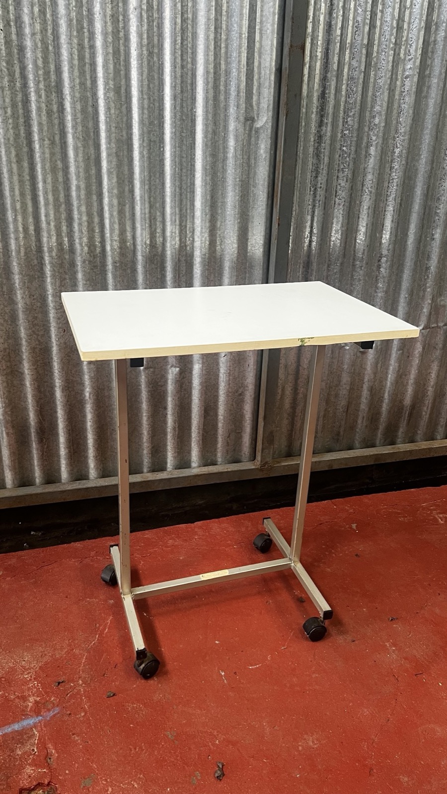 Mesa auxiliar con ruedas