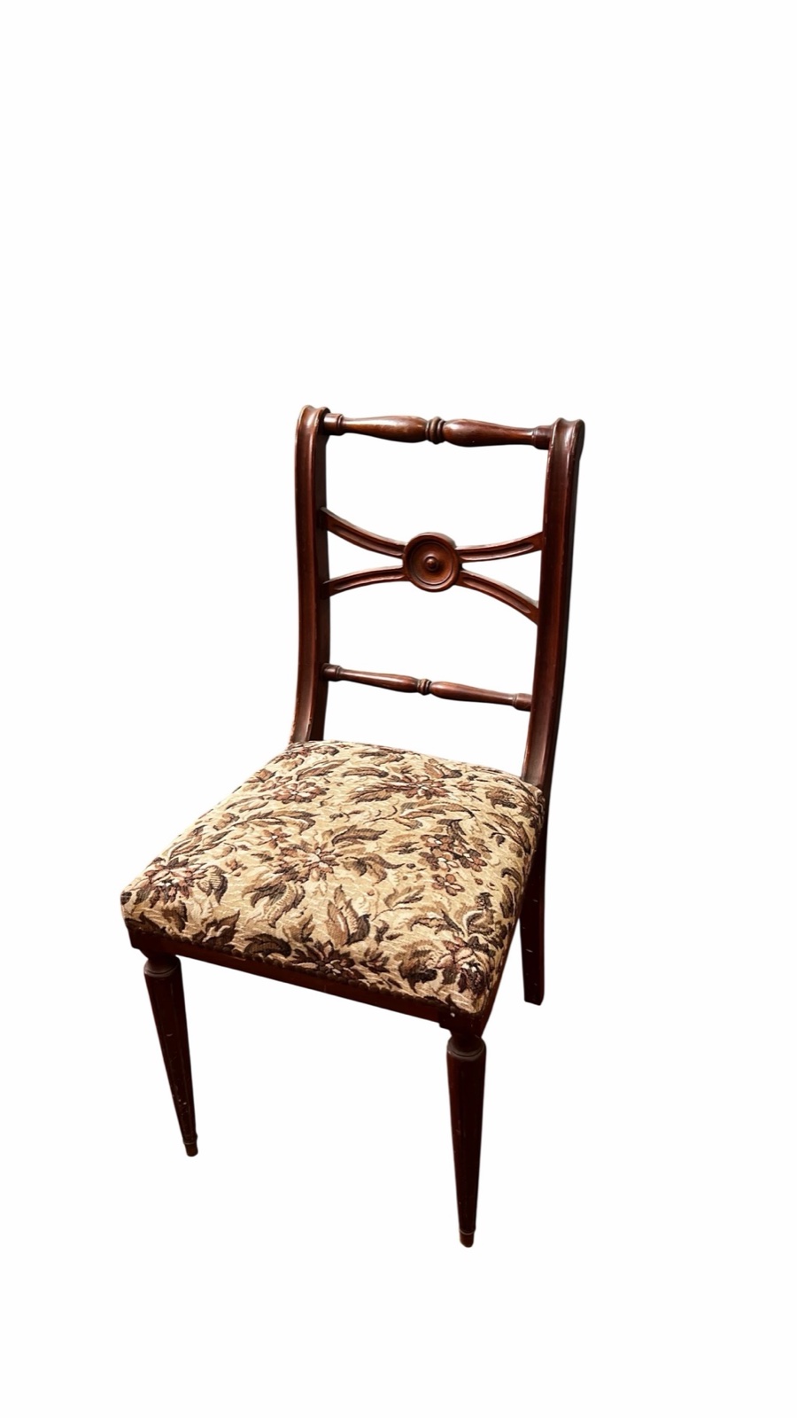 Silla de madera con asiento tapizado