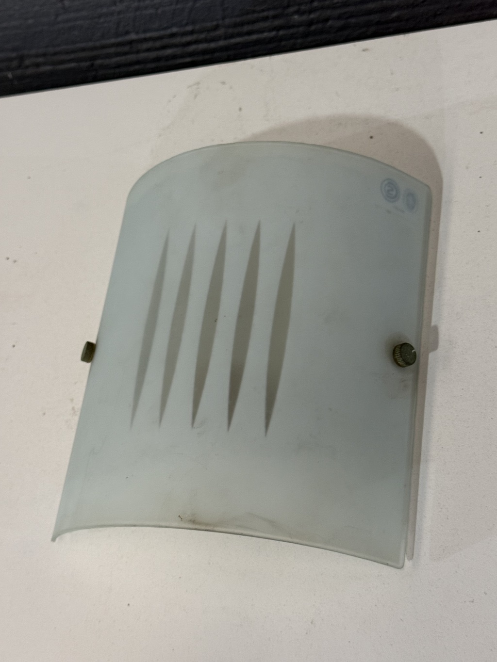 Lámpara de pared con vidrio curvado