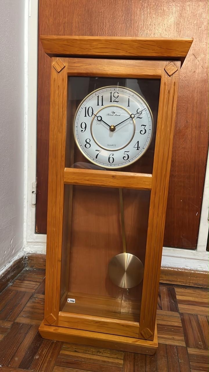 Reloj de pared con péndulo de madera