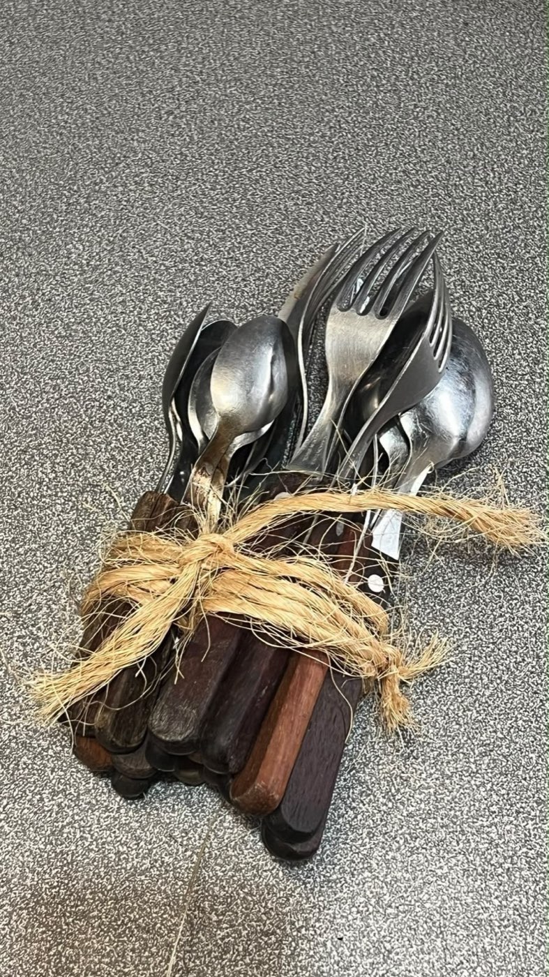 Set de cubiertos con mango de madera