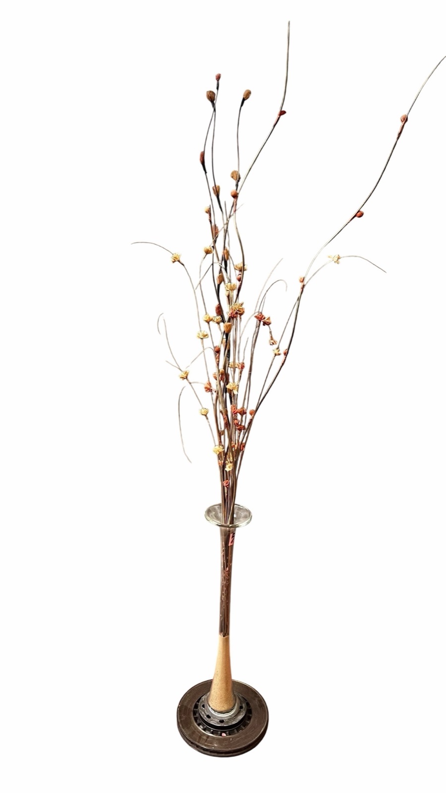 Florero alto con flores secas decorativas