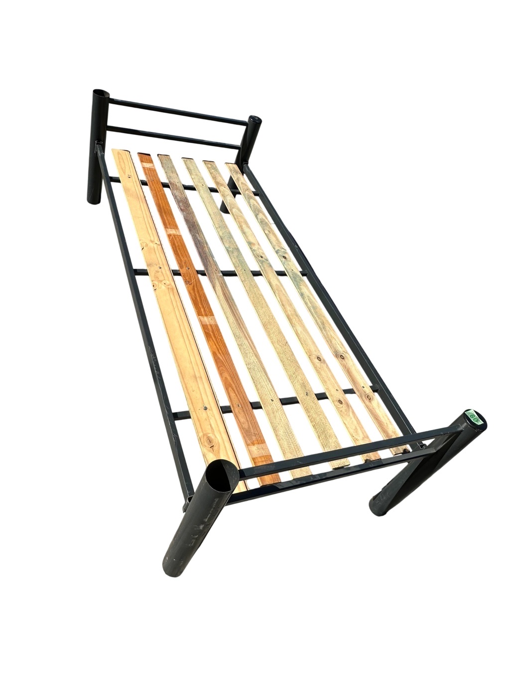 Cama metálica con listones de madera
