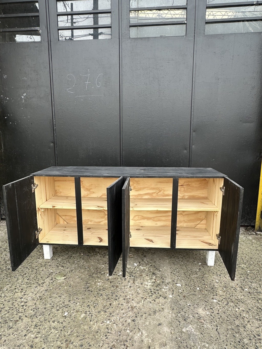 Mueble bajo con puertas y estantes