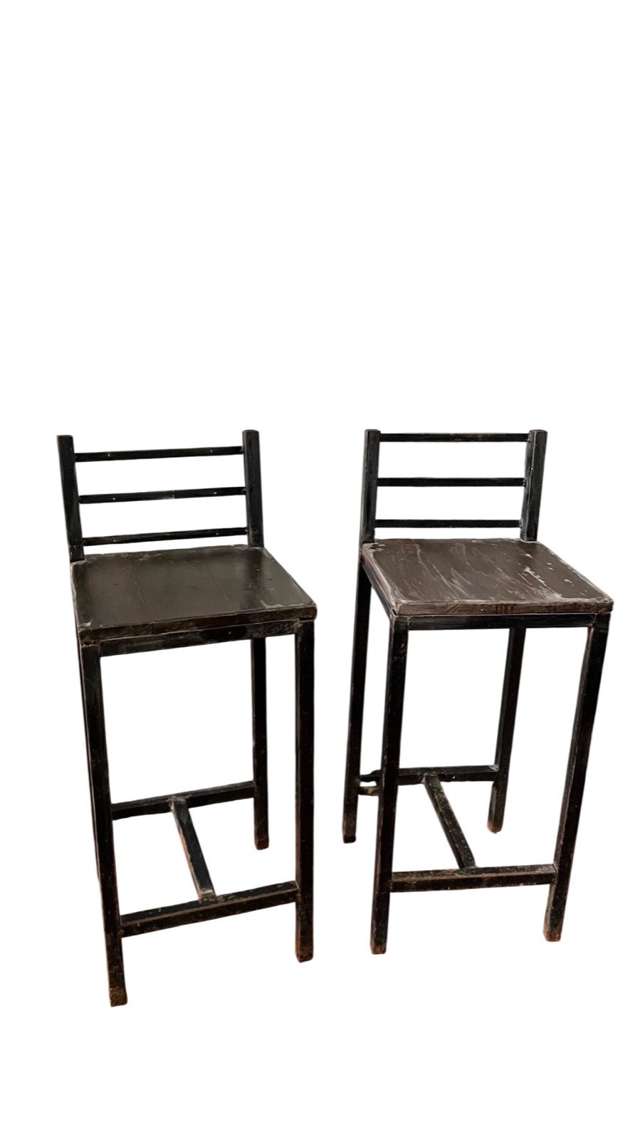 Sillas altas de madera y hierro con respaldo